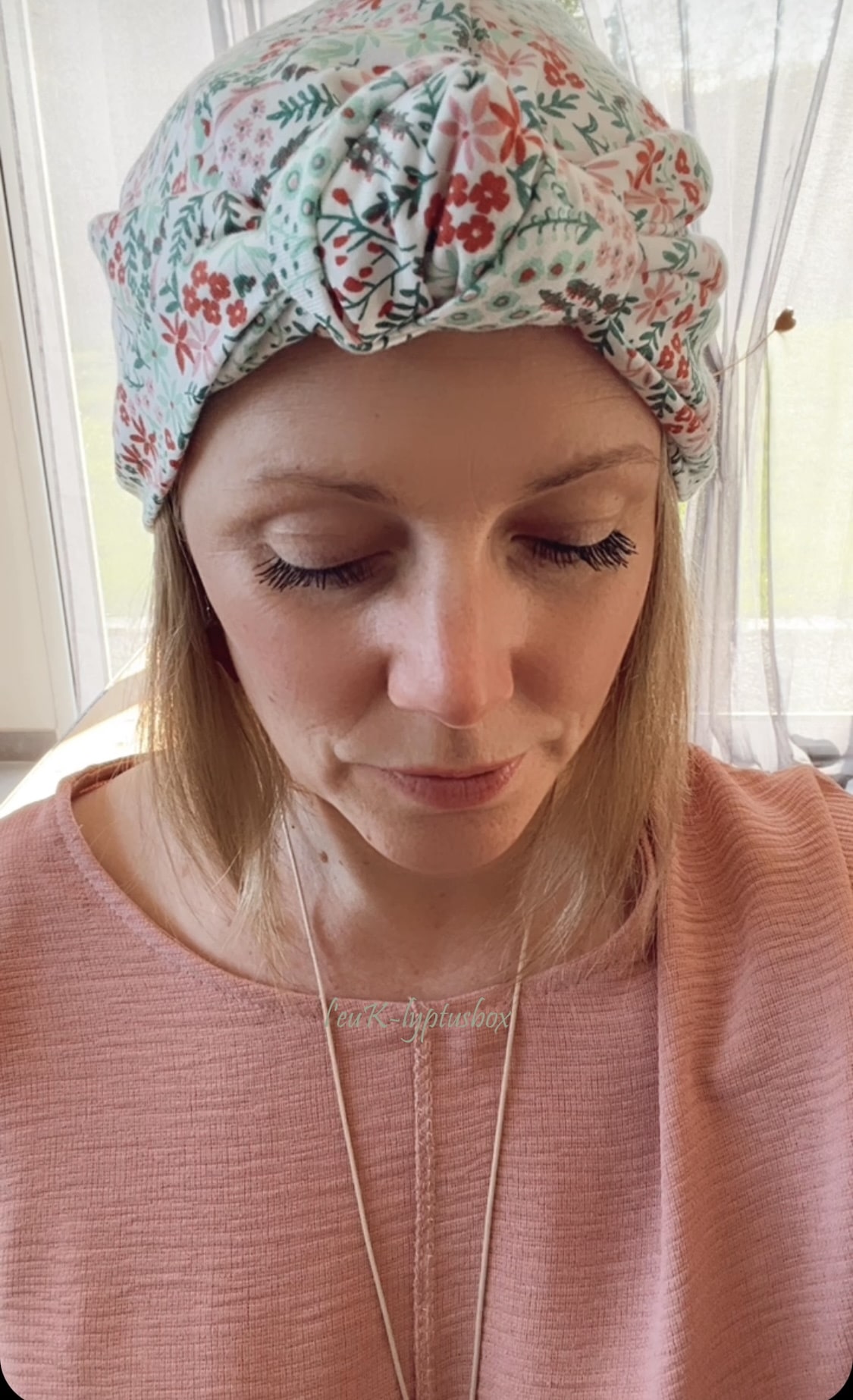 Bonnet en tissu fleuri